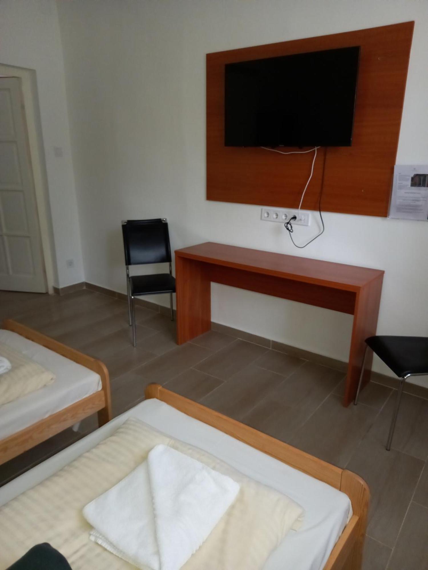 Oereg-To Youth Hostel Tata Ngoại thất bức ảnh