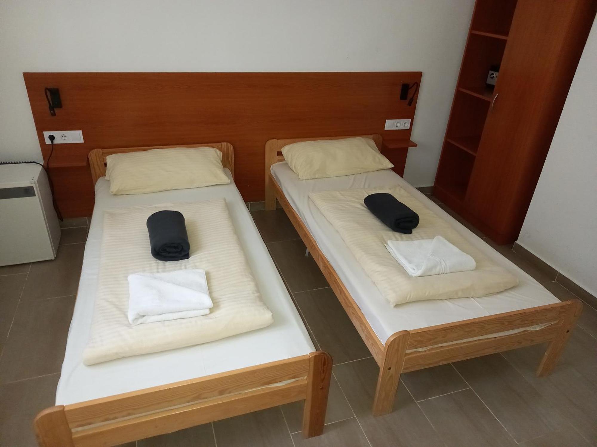 Oereg-To Youth Hostel Tata Ngoại thất bức ảnh