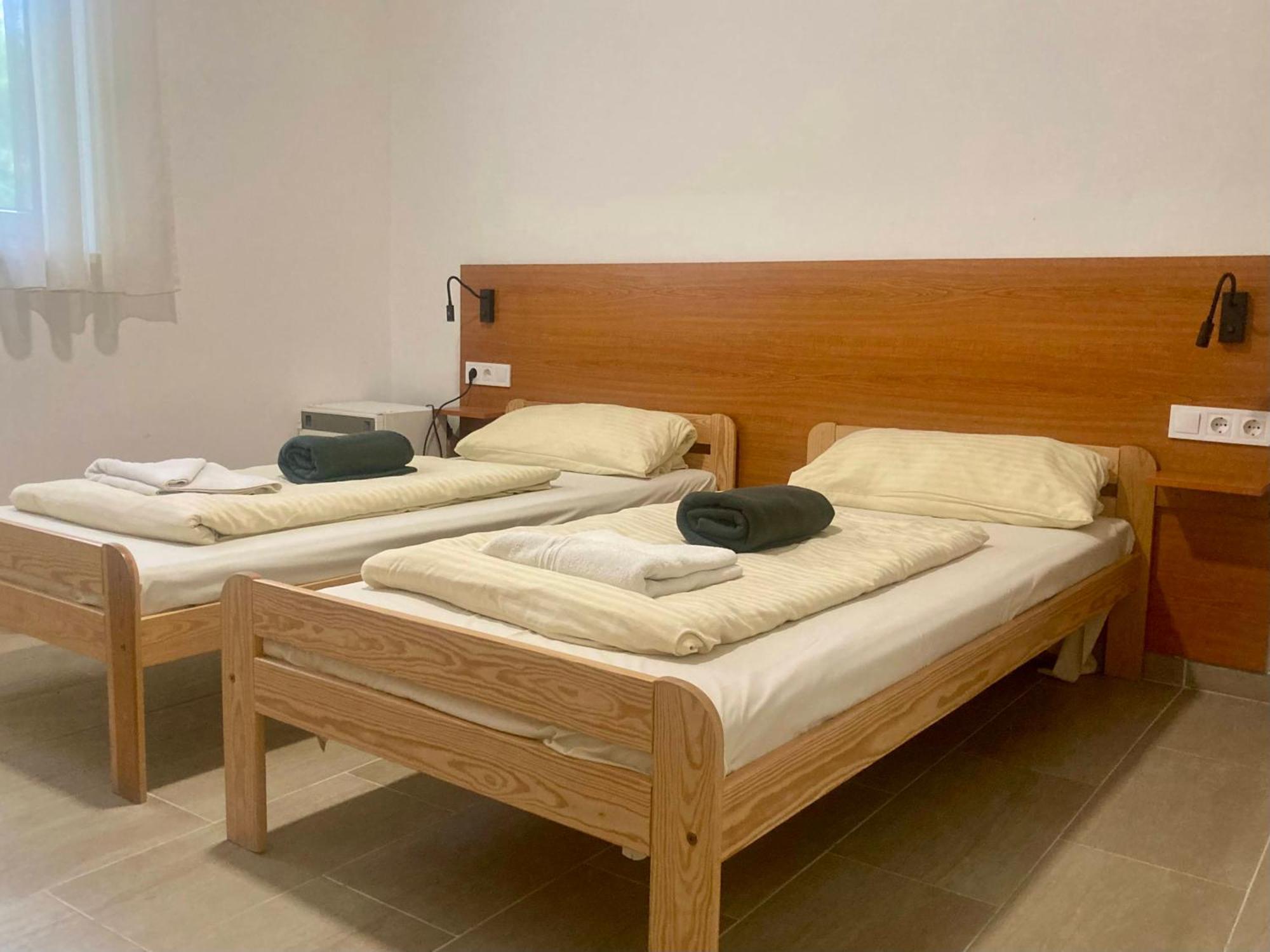Oereg-To Youth Hostel Tata Ngoại thất bức ảnh